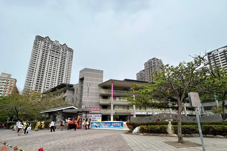 坐落在農16特區的龍華國小，周遭高總價豪宅林立，充沛的教育資源成為首屈一指的夢想國小。永慶房產集團提供