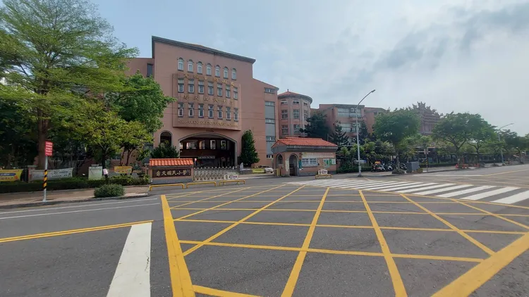 位處岡山區中心地帶的壽天國小，是當地明星學校，生活機能完整、且鄰近火車站交通便捷。永慶房產集團提供