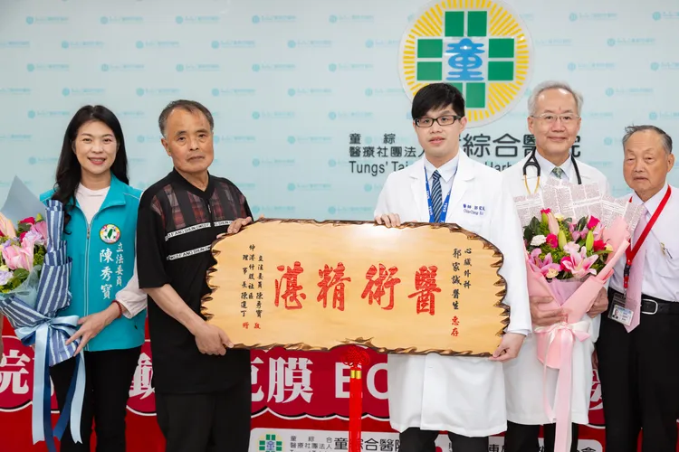 患者陳先生送匾額感謝心臟外科郭家誠醫師。院方提供
