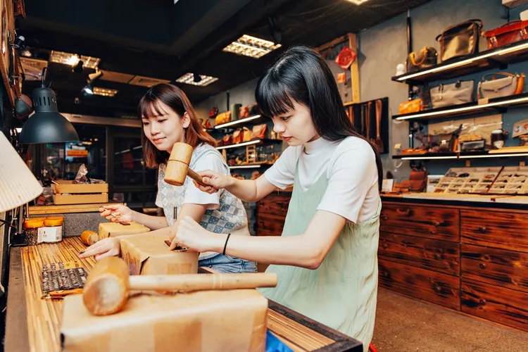 旅客於「宜蘭傳藝園區」可任選如藍染、金工、木製等傳統與創意結合的手作體驗課程。全聯善美的文化藝術基金會提供