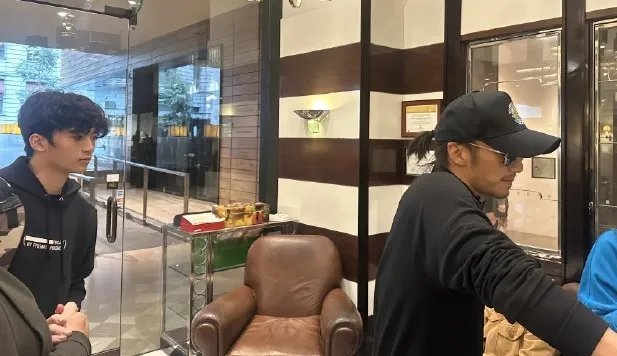 Lucas（左）去年7月在澳洲被拍到與爸爸謝霆鋒去滑雪。翻攝芒果撈小萌主微博