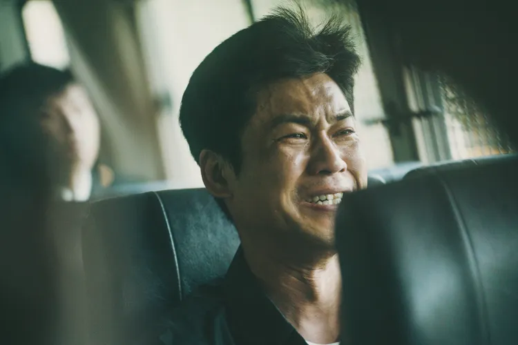 黃迪揚獄中接獲阿嬤去世消息，戒護返家奔喪途中痛哭失聲。公視台語台提供