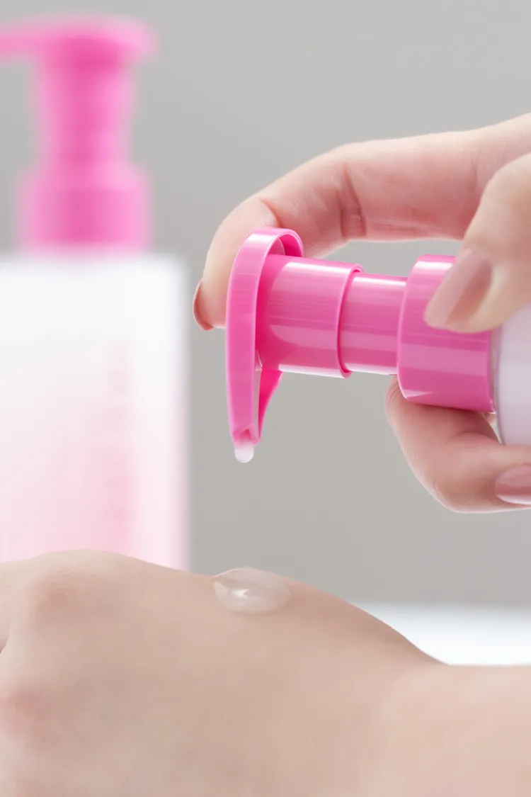 CHIC CHOC花萃角質保養液呈現半透明凝露質地。品牌提供