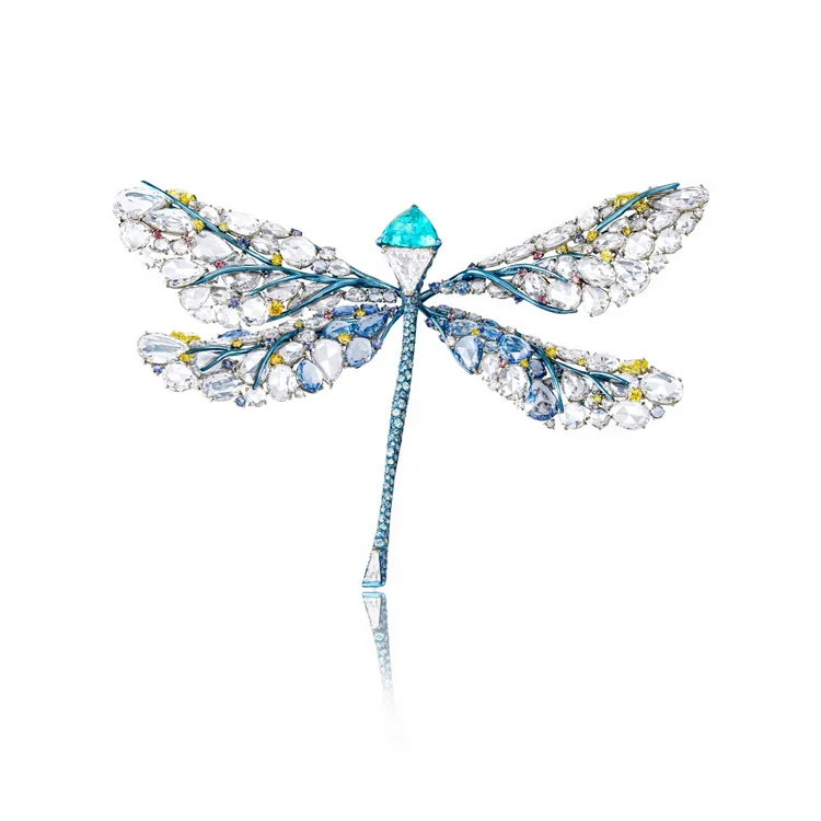 20周年蜻蜓胸針，主石 | 4.48 克拉三角切割莫三比克帕拉伊巴碧璽；配石 | 白鑽、藍寶石、黃鑽、海水藍寶石、紫色藍寶石、玫瑰榴石、馬來亞石榴石；材質 |18K 白金、鈦金屬。品牌提供