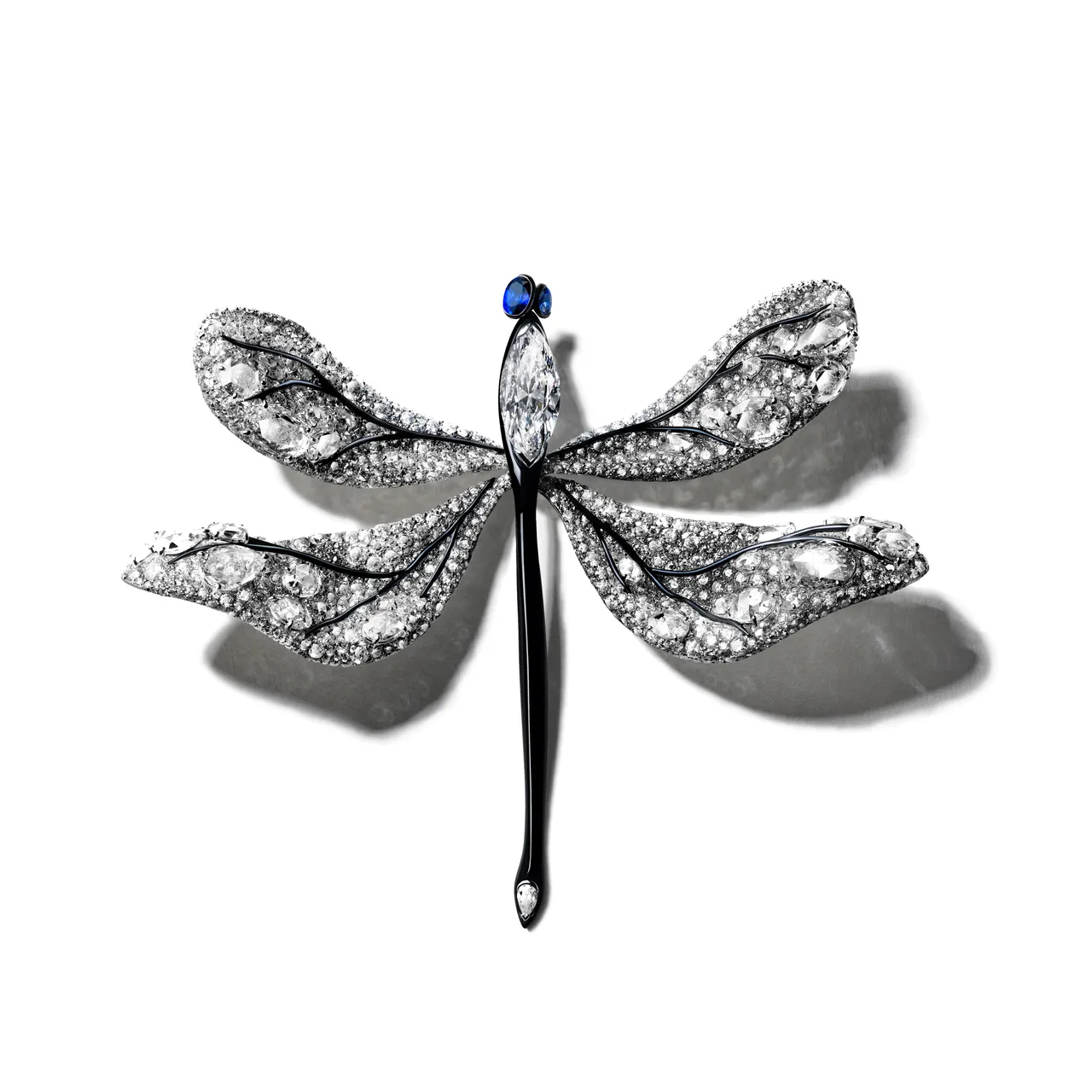 20周年蜻蜓胸針,主石 |5.06 克拉馬眼形切割白鑽;配石 | 白鑽、藍寶石;材質 | 光化樹脂、18K 白金、鈦金屬。品牌提供