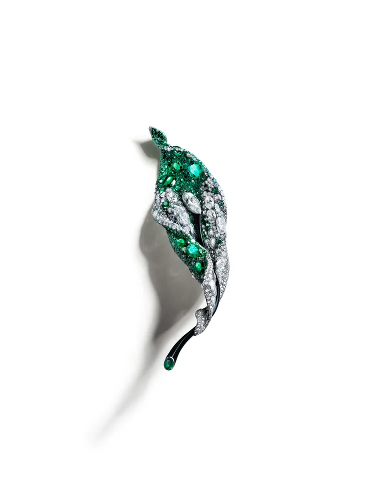 四季系列長葉胸針（春）：主石 | 3.55 克拉水滴型切割 Type IIa 白鑽；配石 | 白鑽、沙弗萊石、祖母綠；材質 | 光化樹脂、18K 白金、鈦金屬。品牌提供