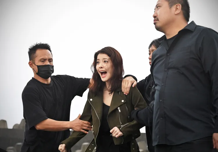 王樂妍（左二）劇中被黑衣人抓住，藉以脅持伊正。台視提供