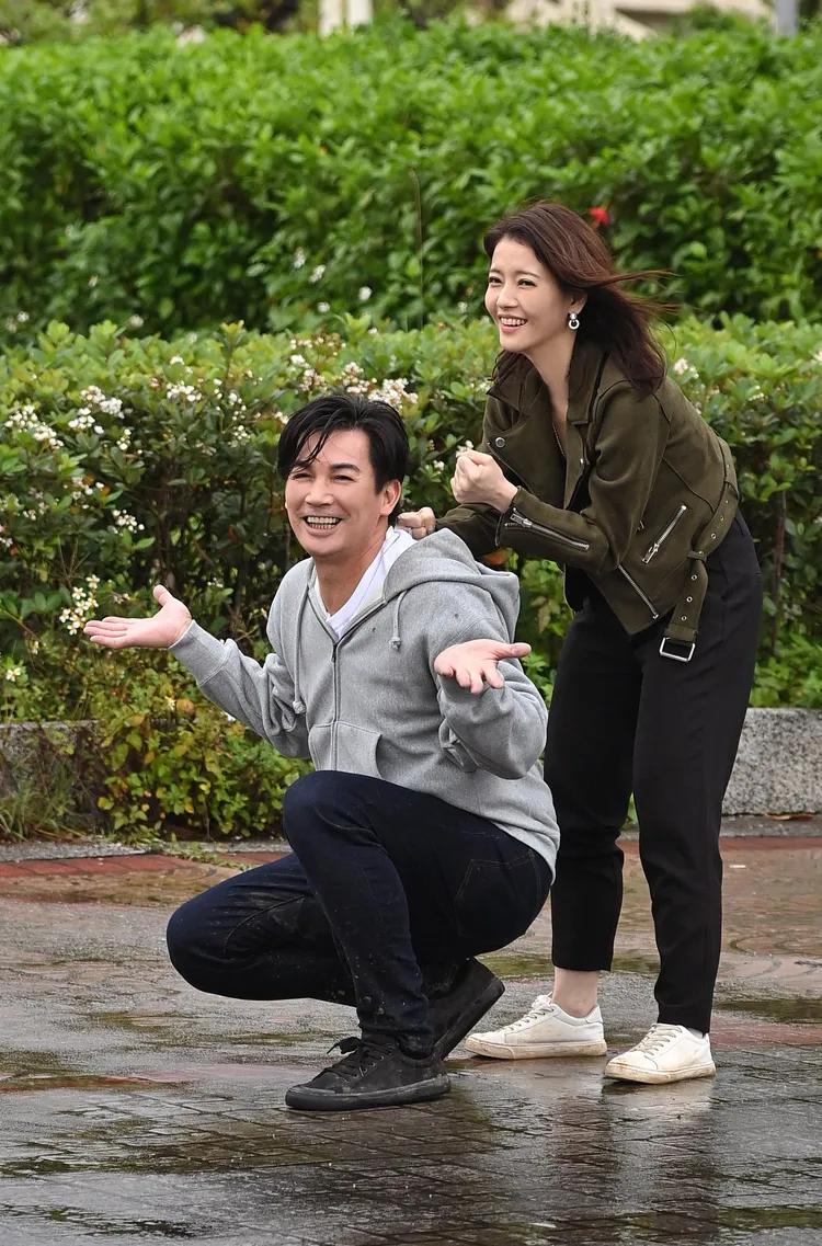 王樂妍（右）趁空幫伊正搥背，兩人互動逗趣。台視提供