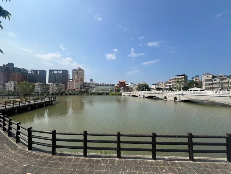 建案緊鄰金獅湖，未來具備永久景觀。葉家銘攝