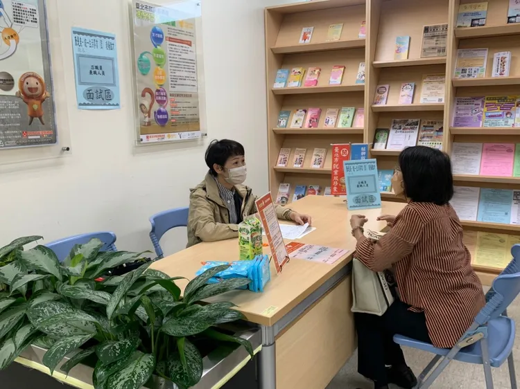 勞動局長高寶華表示，疫後旅遊大復甦，餐飲服務人員或房務員需求量大。勞動局提供