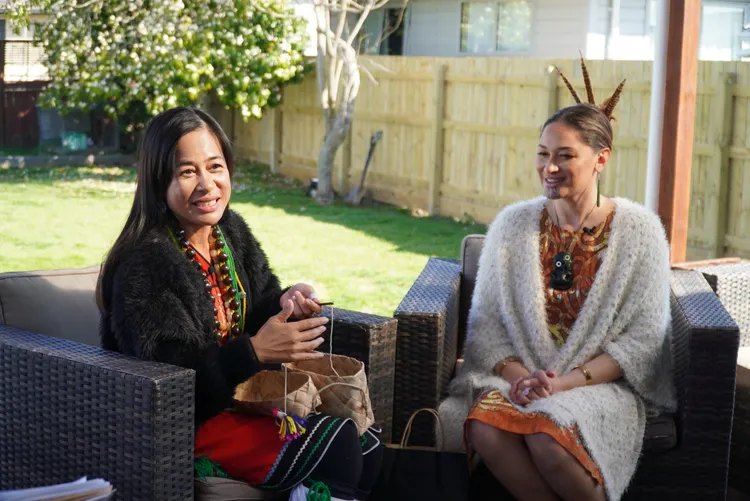 阿美族歌后以莉．高露（左）拜訪紐西蘭毛利族音樂人梅西．莉卡（右），參觀毛利文化的教育機構跟場域。阿洛無限提供
