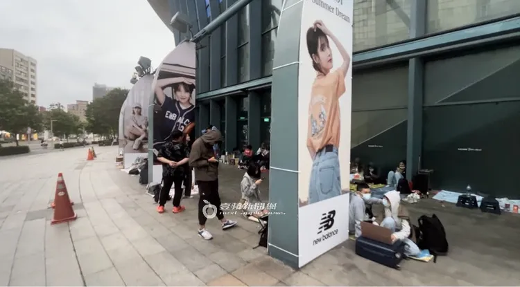 IU演唱會，排隊粉絲已將台北小巨蛋繞了一圈。特勤中心攝