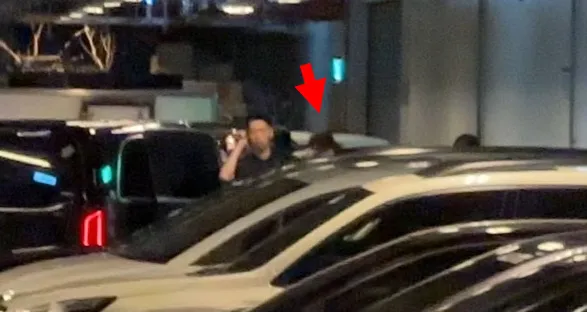 IU結束小巨蛋3小時彩排，搭車返回下榻的寒舍艾美酒店員工通道上樓。特勤中心攝