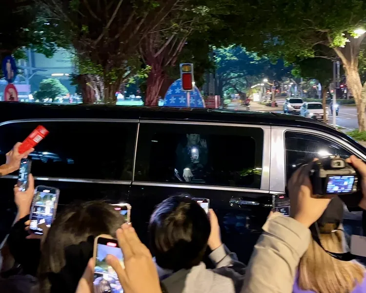 晚間8點半，IU結束台北小巨蛋彩排行程，搭乘保母車離開停車場，在車內比出招牌臉頰愛心寵粉超萌。特勤中心攝