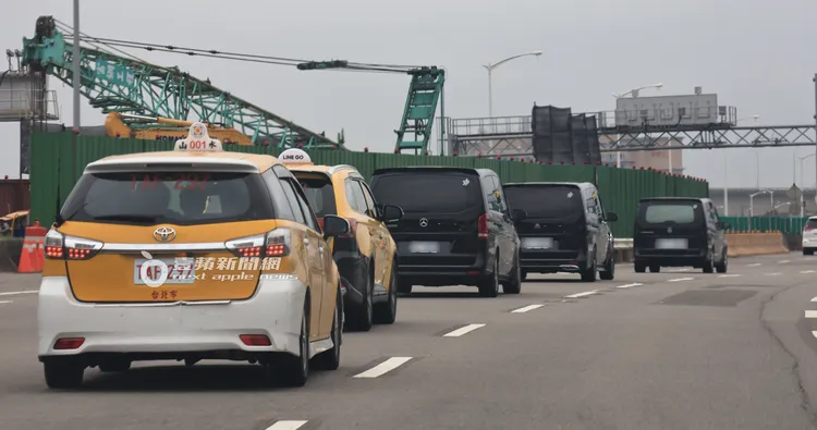 IU搭乘賓士邁巴赫保母車及2輛賓士保母車壓隊，還有粉絲包車追星。特勤中心攝