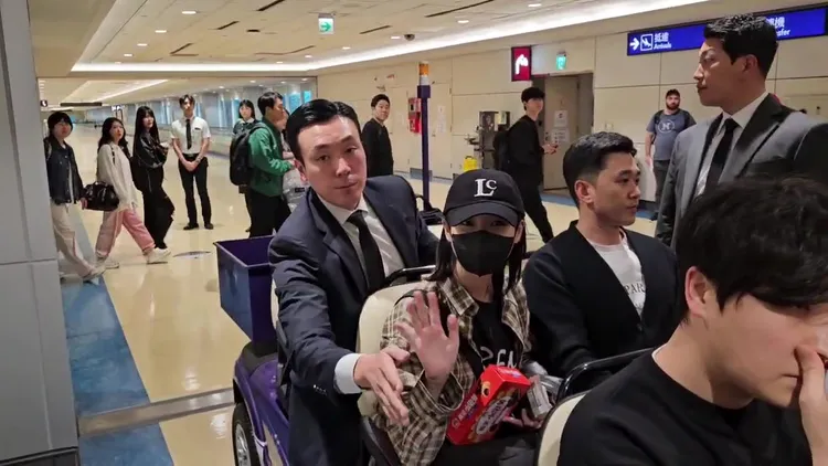 韓國「國民妹妹」IU，今（5日）下午4點多降臨桃園機場，手上拿著粉絲送給她的2款義美泡芙。讀者提供