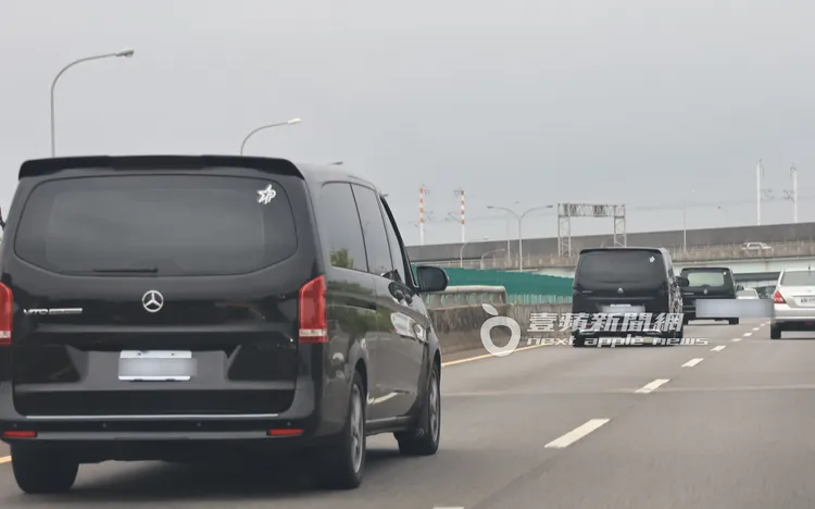 韓星IU搭乘賓士保母車從寰宇商務中心離開上國道高速公路。特勤中心攝