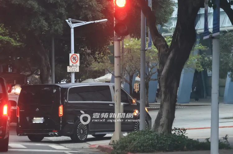 IU搭乘的賓士保母車抵達台北小巨蛋。特勤中心攝