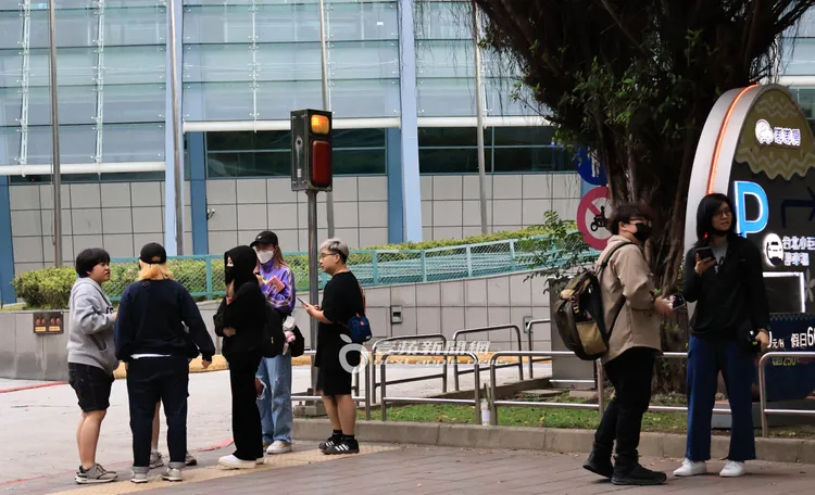 台北小巨蛋停車場外聚集粉絲追星。特勤中心攝