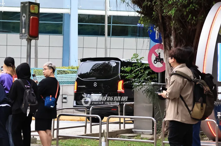 IU的保母車隊駛入台北小巨蛋進行演唱會彩排。特勤中心攝