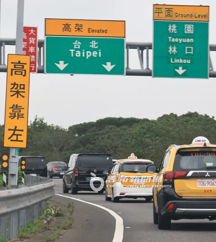 國民妹妹IU的車隊往台北方向前進。特勤中心攝