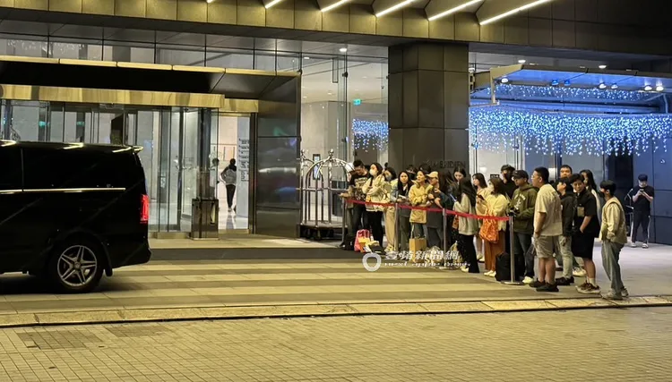 IU從台北小巨蛋彩排結束，返回下榻寒舍艾美酒店，門口依然有近50位粉絲守候。特勤中心攝