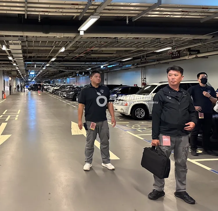 IU的賓士保母車隊直奔寒舍艾美酒店地下停車場，大批保鑣戒備森嚴。特勤中心攝