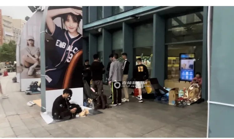 台北小巨蛋場外到處都是IU代言的NEW BALANCE廣告看板。特勤中心攝