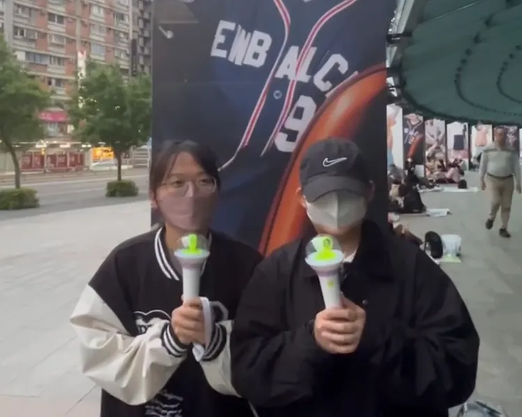 2位IU的年輕上班族女粉絲，從昨（4日）中午就到台北小巨蛋場外排隊搶票。特勤中心攝