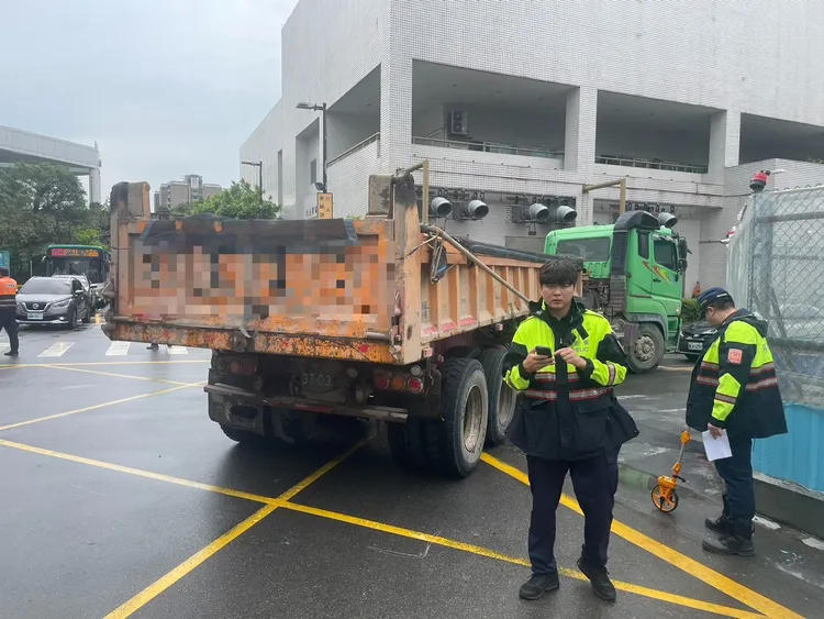 警方到場調查。翻攝畫面