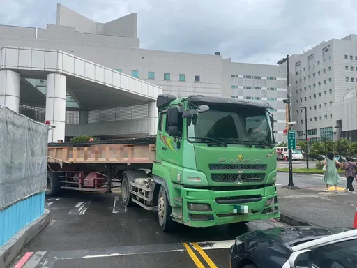 三軍總醫院門口砂石車撞死人 66歲婦秒送醫仍救不回