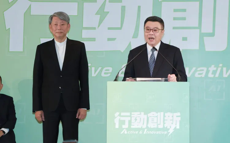 崇越董座郭智輝（左）掌經濟部。莊宗達攝