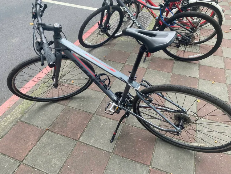 警方查獲失竊單車。翻攝畫面