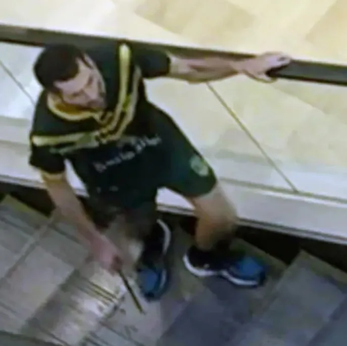 「仇女」兇嫌考奇持刀在商場尋找下手對象。翻攝the sydney morning herald