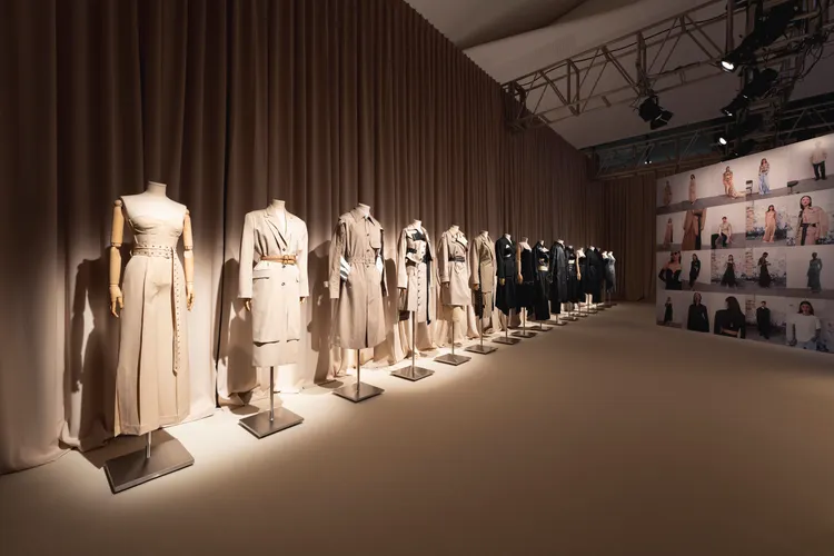 活動選在畫廊空間中讓來賓預覽全新Rokh H&M設計師聯名系列。品牌提供