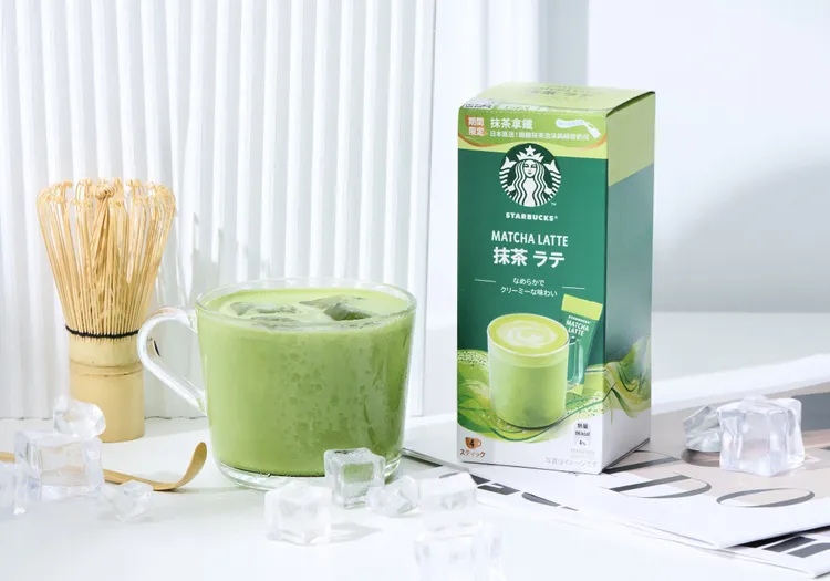 只要使用星巴克抹茶拿鐵 、搭配冰塊和牛奶打成冰沙，在家裡就可以完美自製星巴克的「抹茶星冰沙」。業者提供