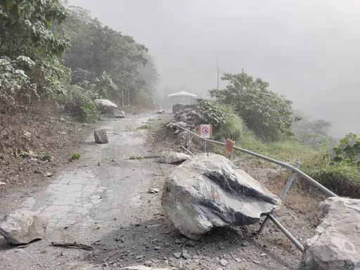 太鲁阁事故追思会现场遭巨石砸毁 帐篷就在一旁!王薇君:想到这里就怕...