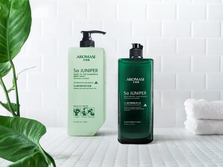 艾瑪絲世界地球日，官網獨家推出雙明星洗沐限定組，包含5α捷利爾頭皮淨化液補充瓶（820ml）、5α捷利爾洗髮沐浴露3in1（1000ml）、5α捷利爾頭皮淨化液（80ml）和永續再生筆，1839元。品牌提供