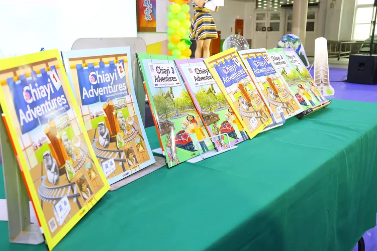 雙語教材 Chiayi Adventures結合在地風土人情。市府提供