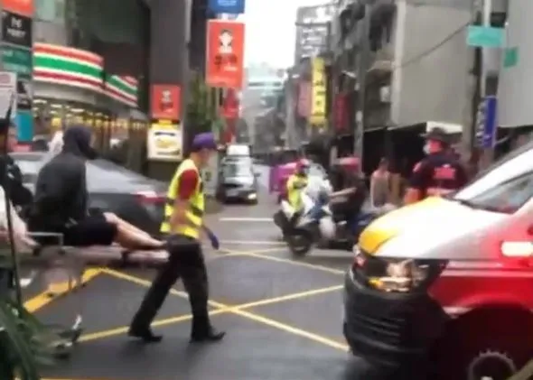 嫌犯送醫。翻攝臉書黑豪家族