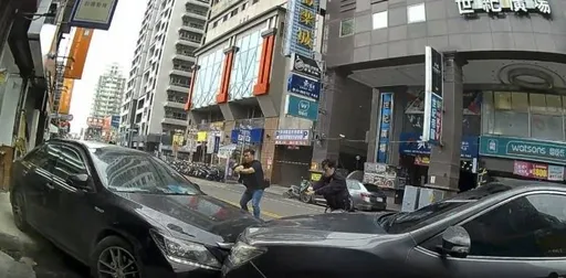 桃警偵辦毒品案遭開車衝撞　開槍反擊！毒販膝蓋中彈制伏送辦