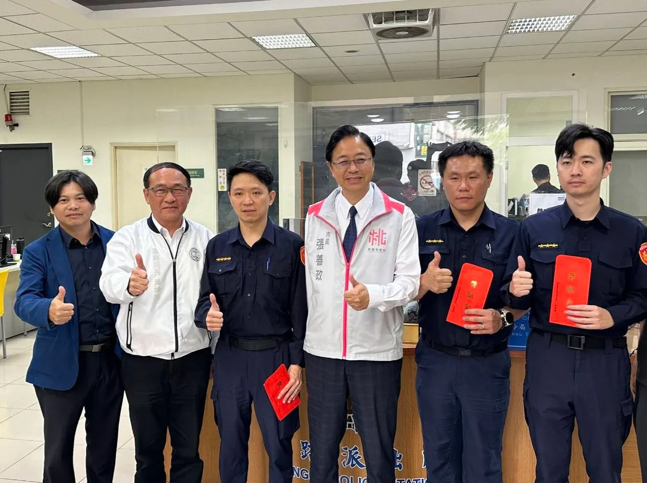 張善政慰勞執勤警員。桃園警分局提供
