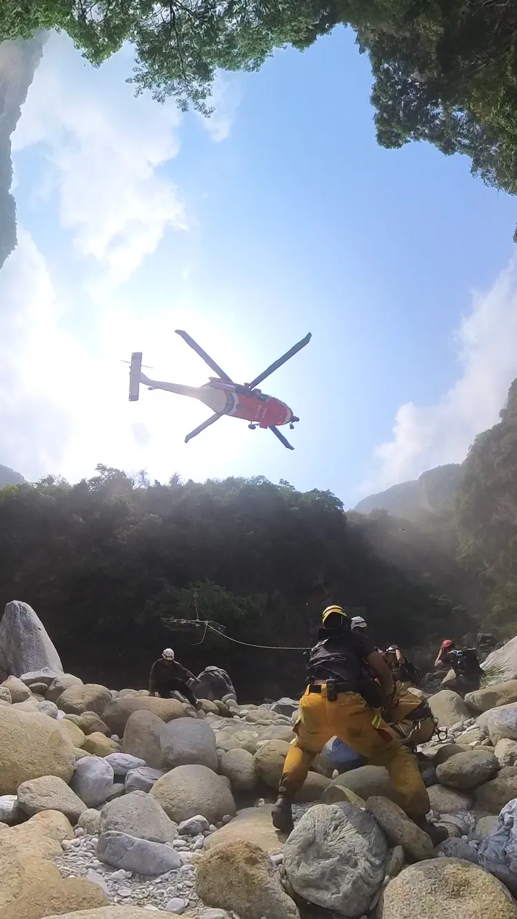 56歲婦人頭部有3公分撕裂傷，經直升機吊掛送醫。屏東縣消防局提供