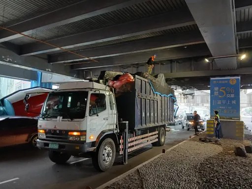 機捷A8站月台站體下方天花板掉落　竟是資源回收車這原因闖禍