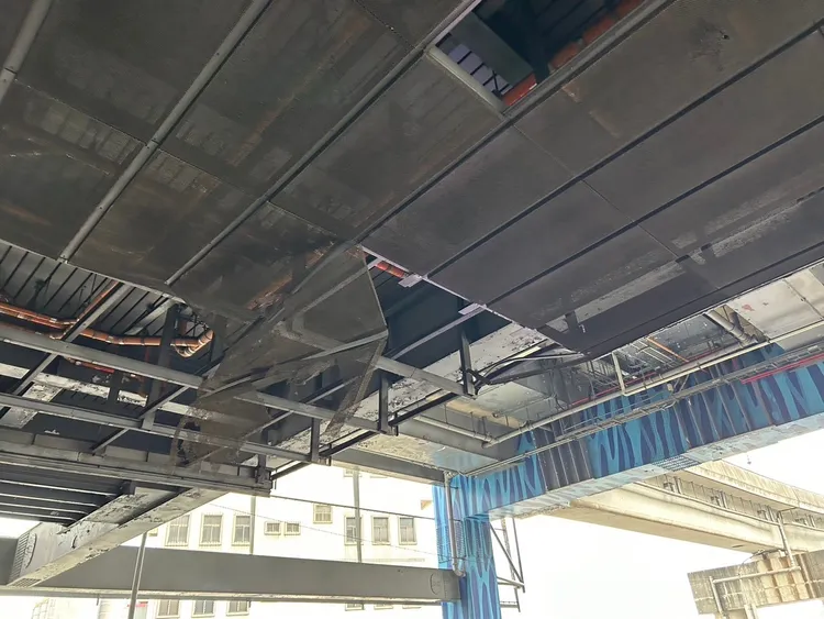 現場破損的天花板。龜山警分局提供