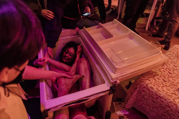 白癡公主（中）躺進冰箱後，《鬼天廈》劇組人員再放進假肢。華映娛樂提供