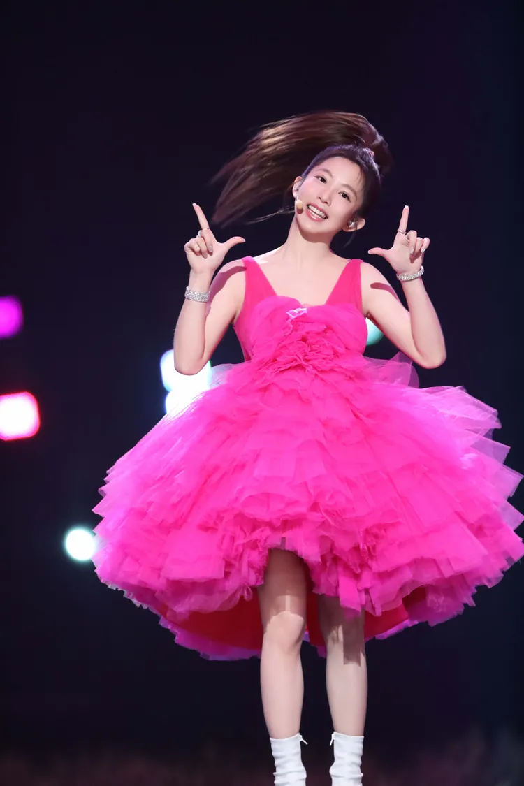 郭書瑤回歸初心，以經典《HONEY》造型登初舞台，被讚甜到出水。星星相藝供
