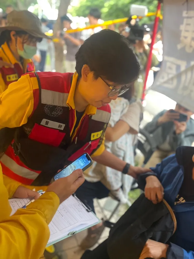 義大醫院的常安安醫師在現場迅速為傷者提供專業的醫療處置。消防局提供