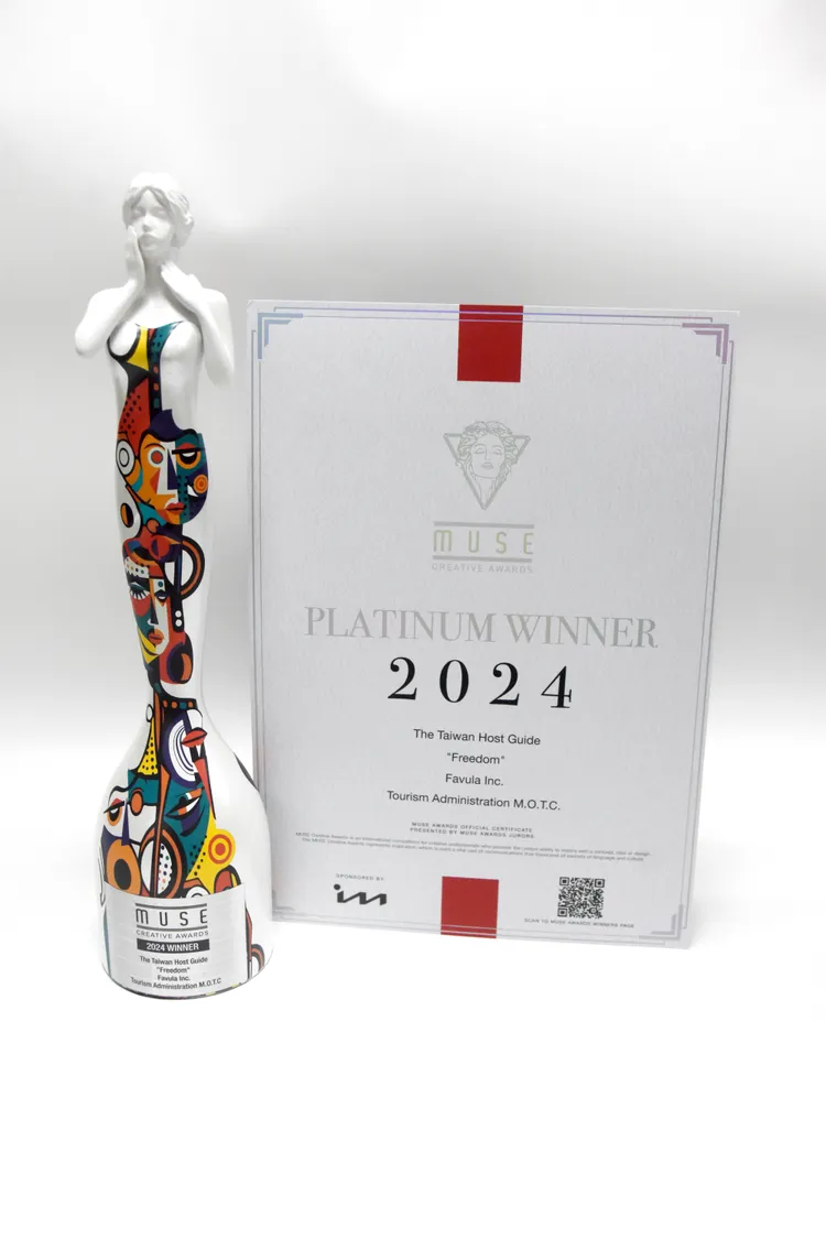 「好客民宿—自由篇」榮獲美國繆思創意獎白金獎盃及獎狀。觀光署提供