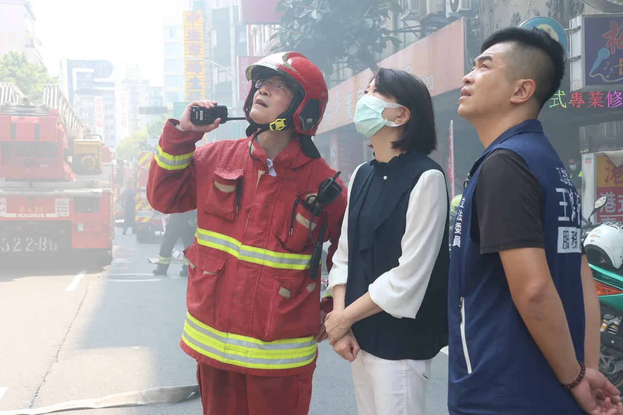 長安東路熱炒街一棟大樓火警,立委王鴻薇到場關心。彭欣偉攝